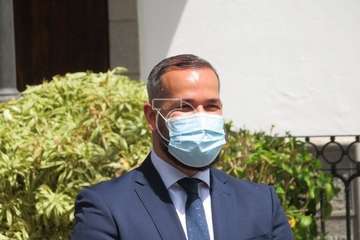 Minuto de silencio por las víctimas del Covid-19 en la plaza de San Juan y del personal de Servicios Sociales (Foto TA)